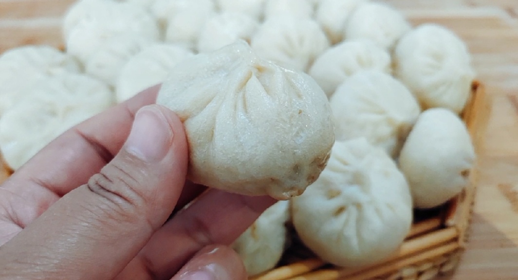 双擀面杖擀小笼包皮教程,小笼包现做现蒸的方法