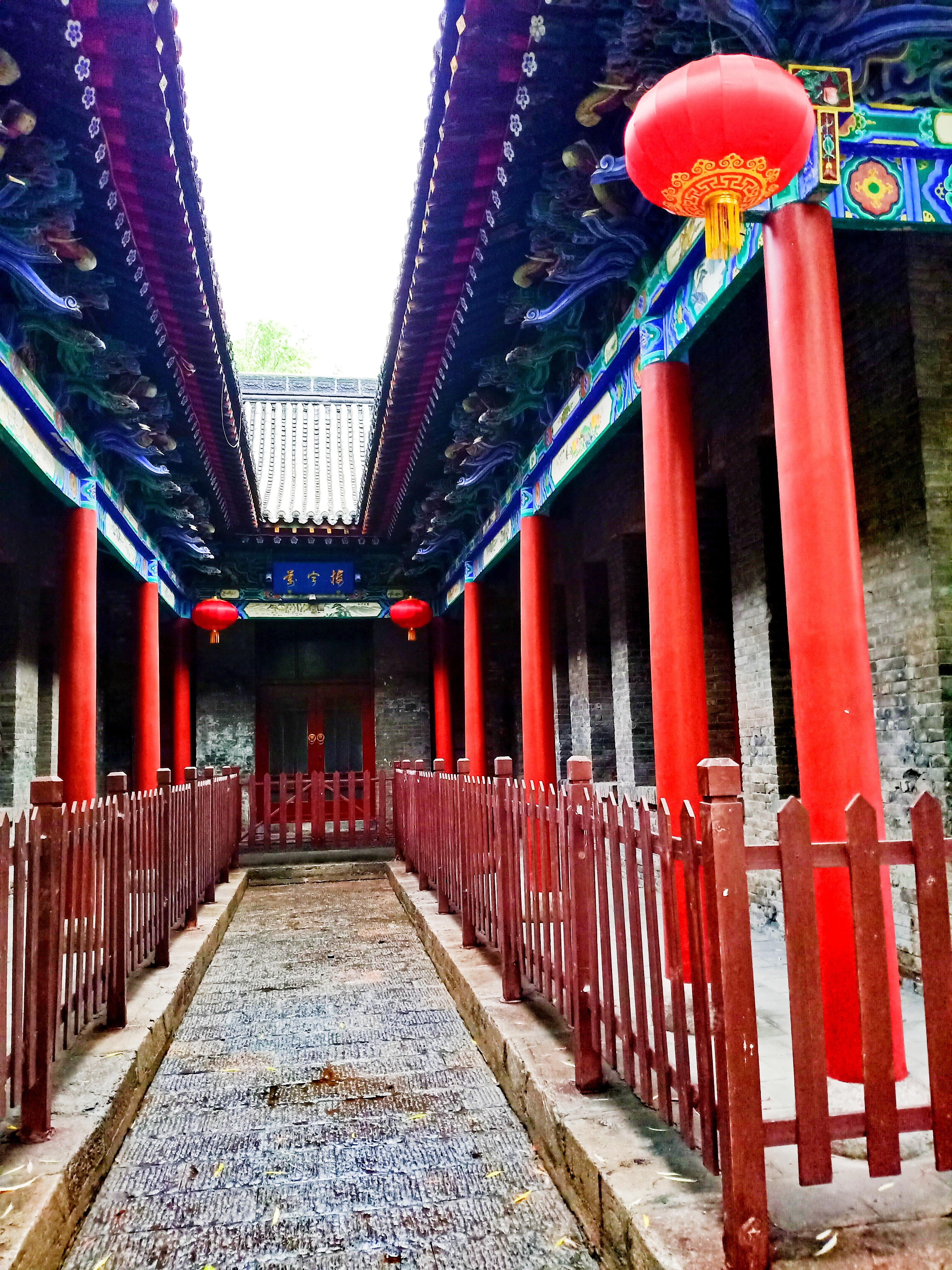 哗哗流淌的是小溪，水足够深才能波澜不惊。​人生旅思2001280204