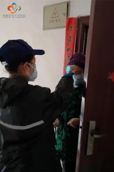 看到“无疫情小区”挂牌，她开心地笑了