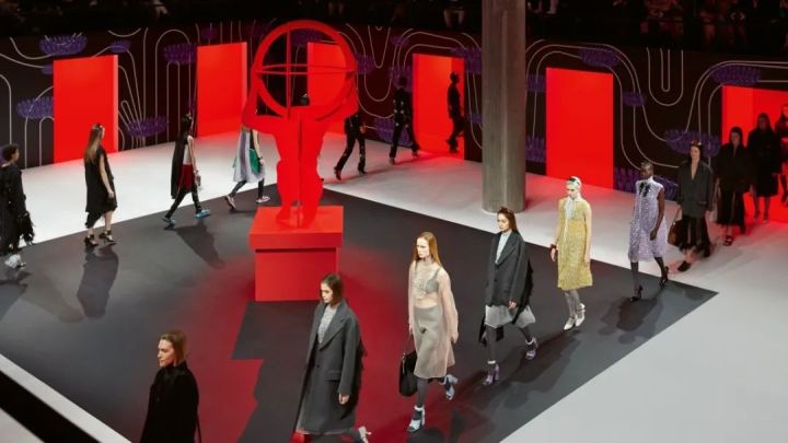 15倍价钱从苏富比拍来的Prada，要供奉在哪儿才好膜拜？