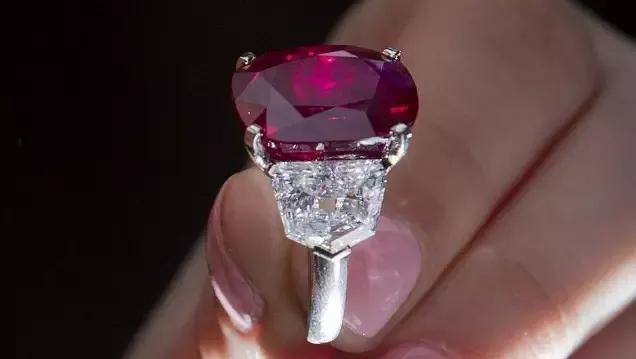 富豪为什么都喜欢明星,你知道富豪都玩什么吗