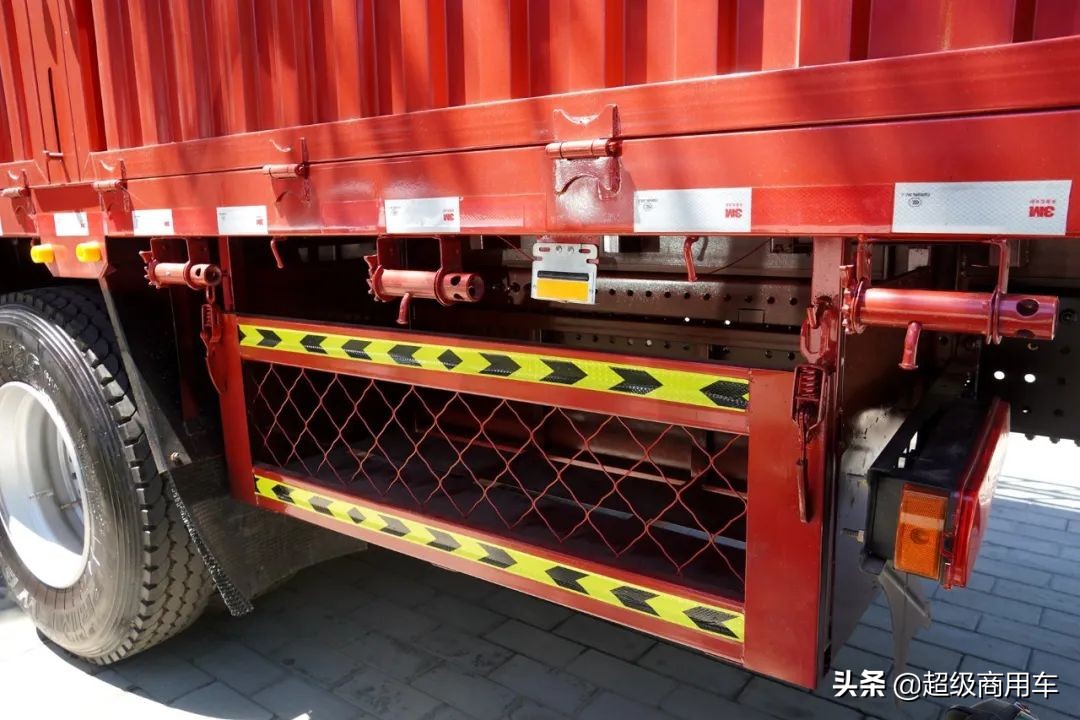 前桥打孔福康国*4六**40马力欧曼EST8x4高栏载货车