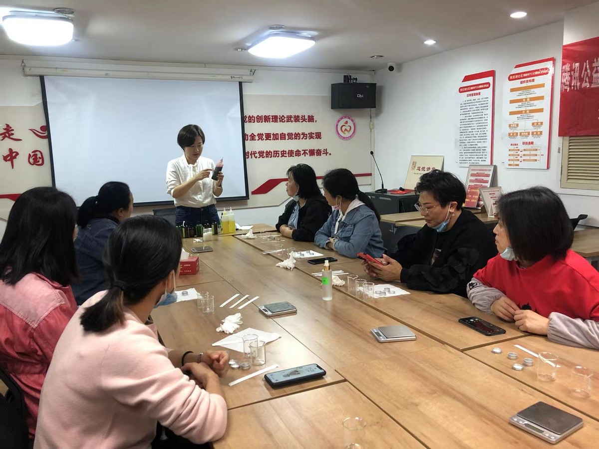 爱满荆楚|关爱女性,黑泥湖社区小组活动“手工DIY紫草药膏”