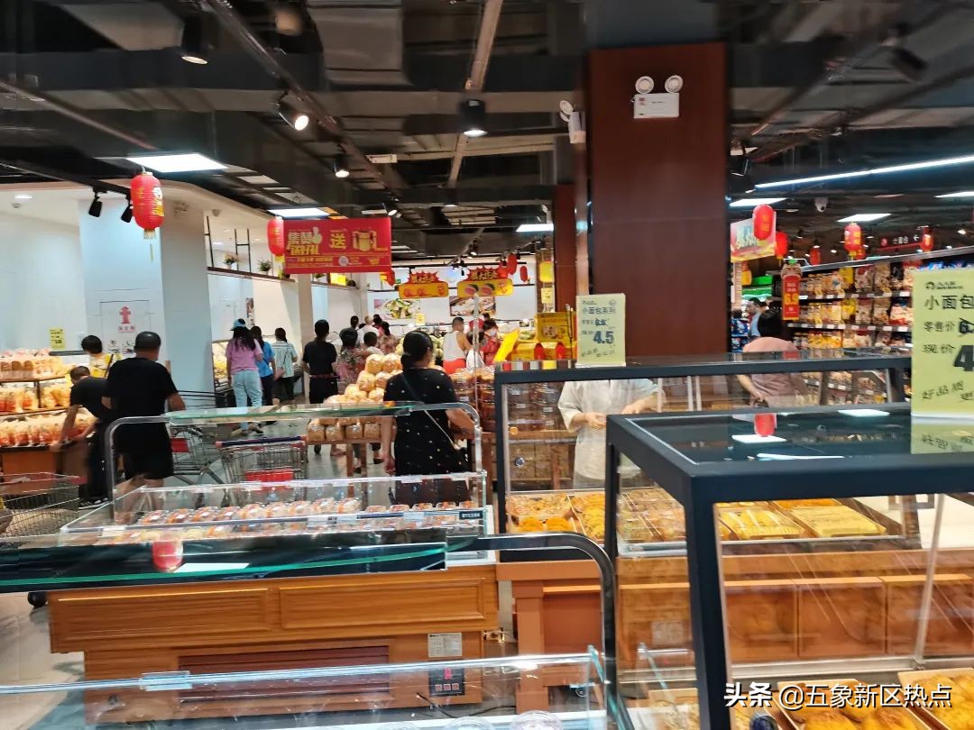 五象新区，一大型连锁超市，今日开业