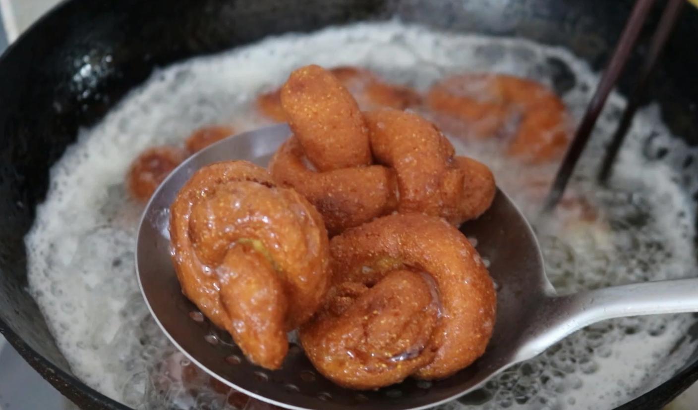 玉米面放入牛奶中比油条还好吃,酥脆玉米面怎么做