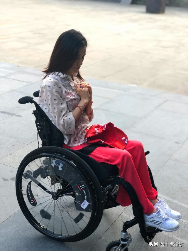 桑兰当年因伤致残得到多少赔偿,冠军桑兰高位截瘫17年是谁导致