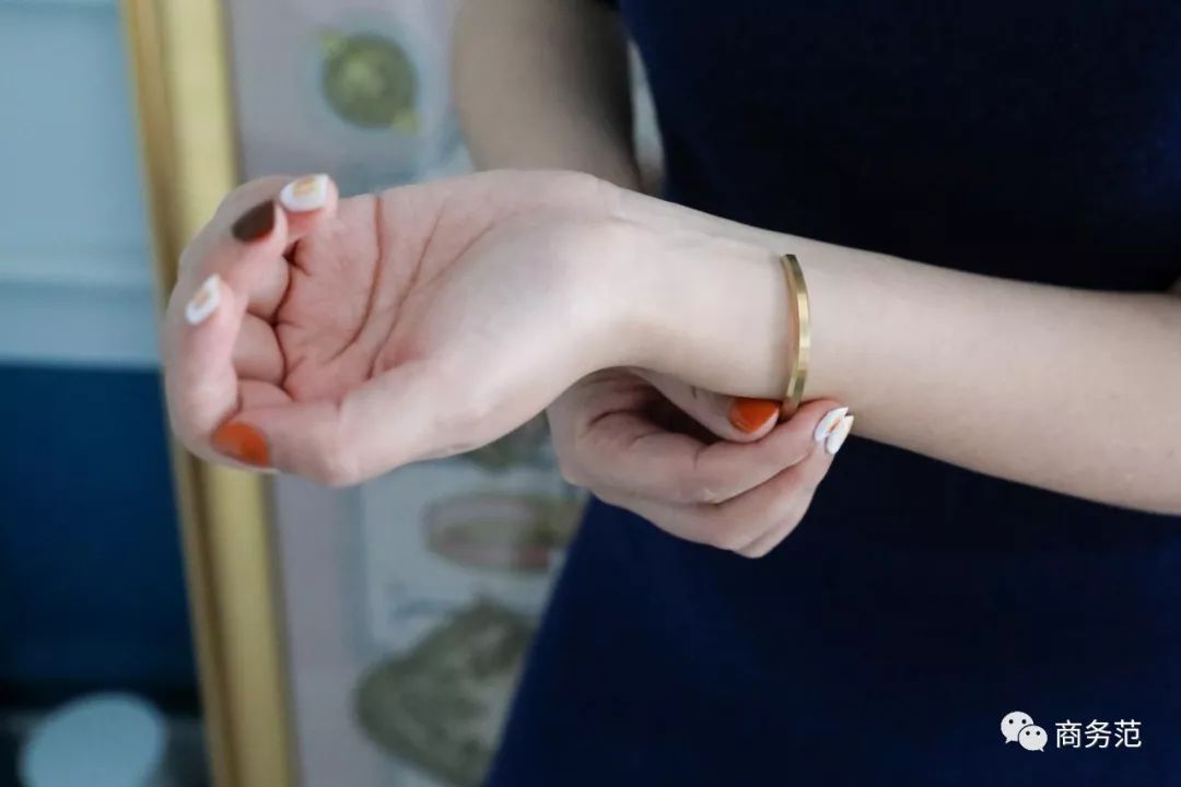 瑞典皇家配饰品牌,几百块戴出万元质感,金色手镯男女戴都好看