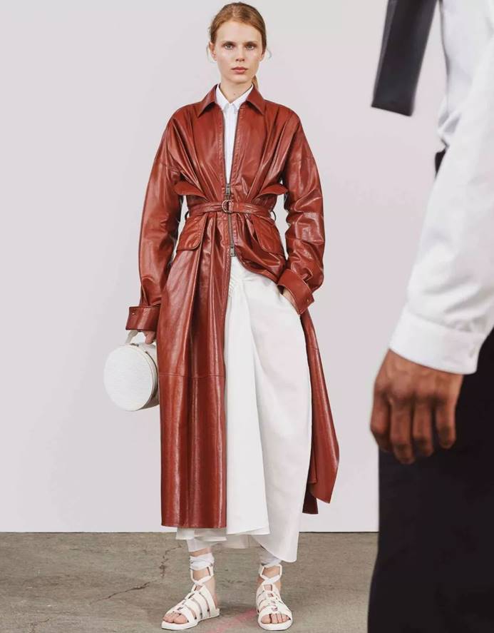 皮衣怎么穿显得时尚 (皮衣这样穿随性帅气气场十足)