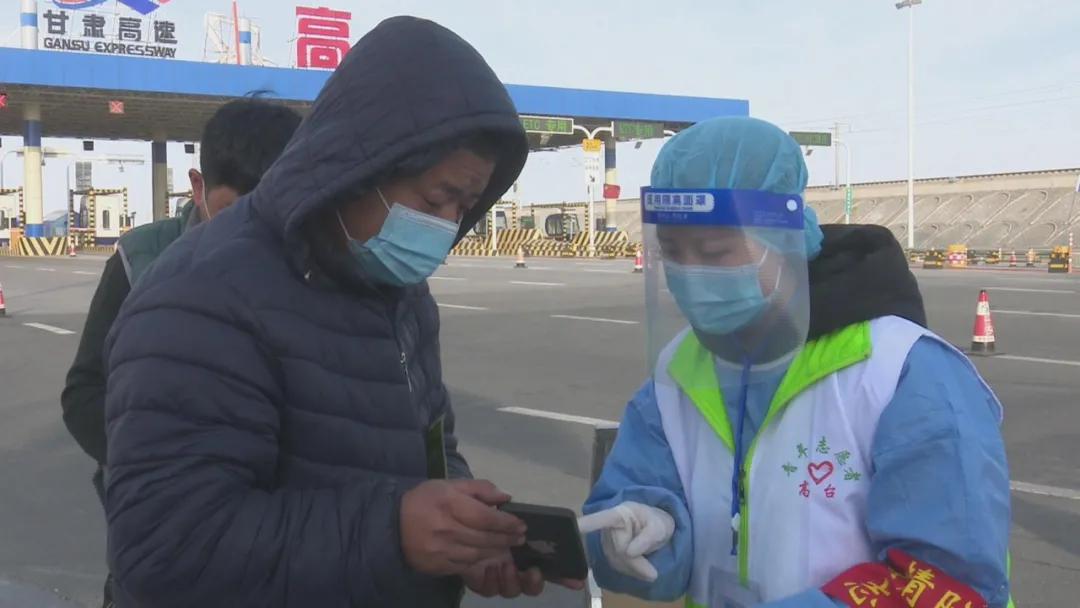 他们坚守疫线,寒风下他们坚守岗位