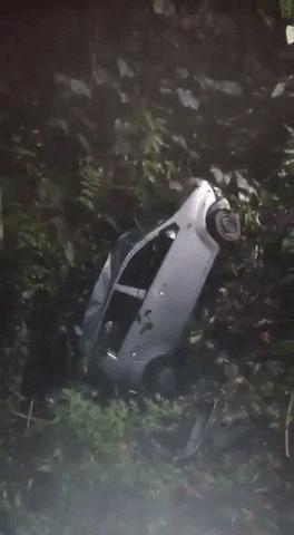 诡异！大马汽车坠落深坑，被拖出时惊现一只“鬼手”，网友吓惨