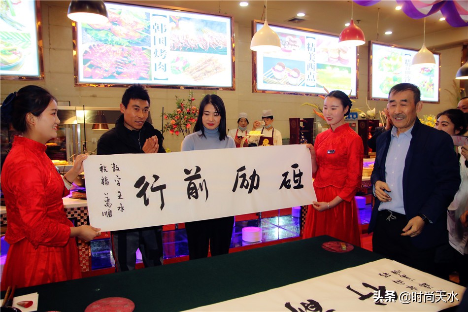 天水“轮胎哥”出发*藏西**,金龙大酒店携媒体、粉丝送上祝愿