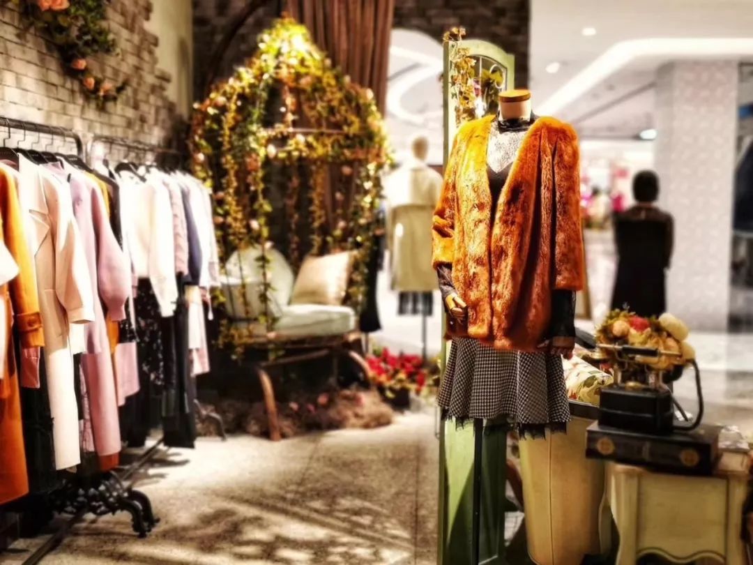 这家新开的服装店，要把法国时尚女装FEXATA斐格思带给你……