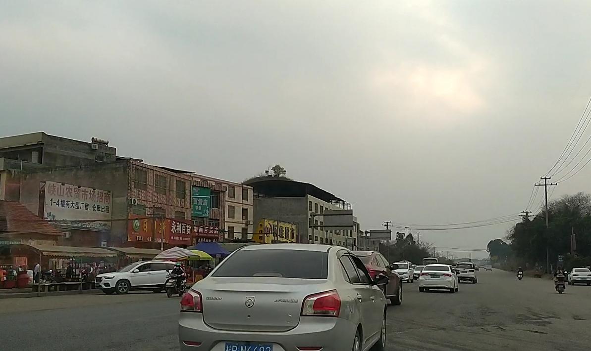 第一次走贵港峡山这条路，感觉和贵港－八塘那条路有得一拼