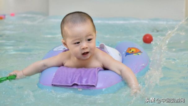 宝宝歪头怎样牵拉纠正,婴儿歪头平躺可以纠正吗