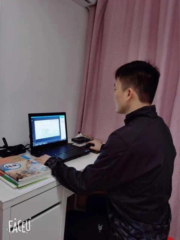 华侨城中学线上*党**旗红，*党**员示范当先锋