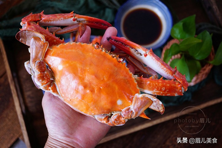 螃蟹直接入锅蒸，大错特错啦，要想不腥不流蟹黄，这3点要记牢