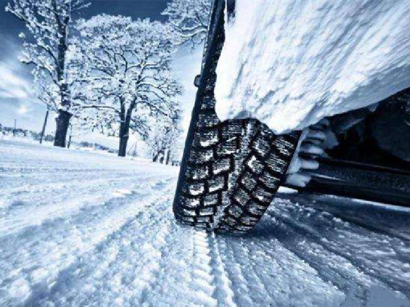 车轮雪天打滑最简单自救,车轮打滑怎么施救