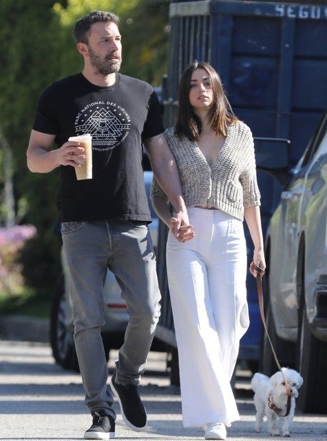 没1米7也能穿出大长腿,与大本甜蜜街拍不断,安娜心机造型学起来