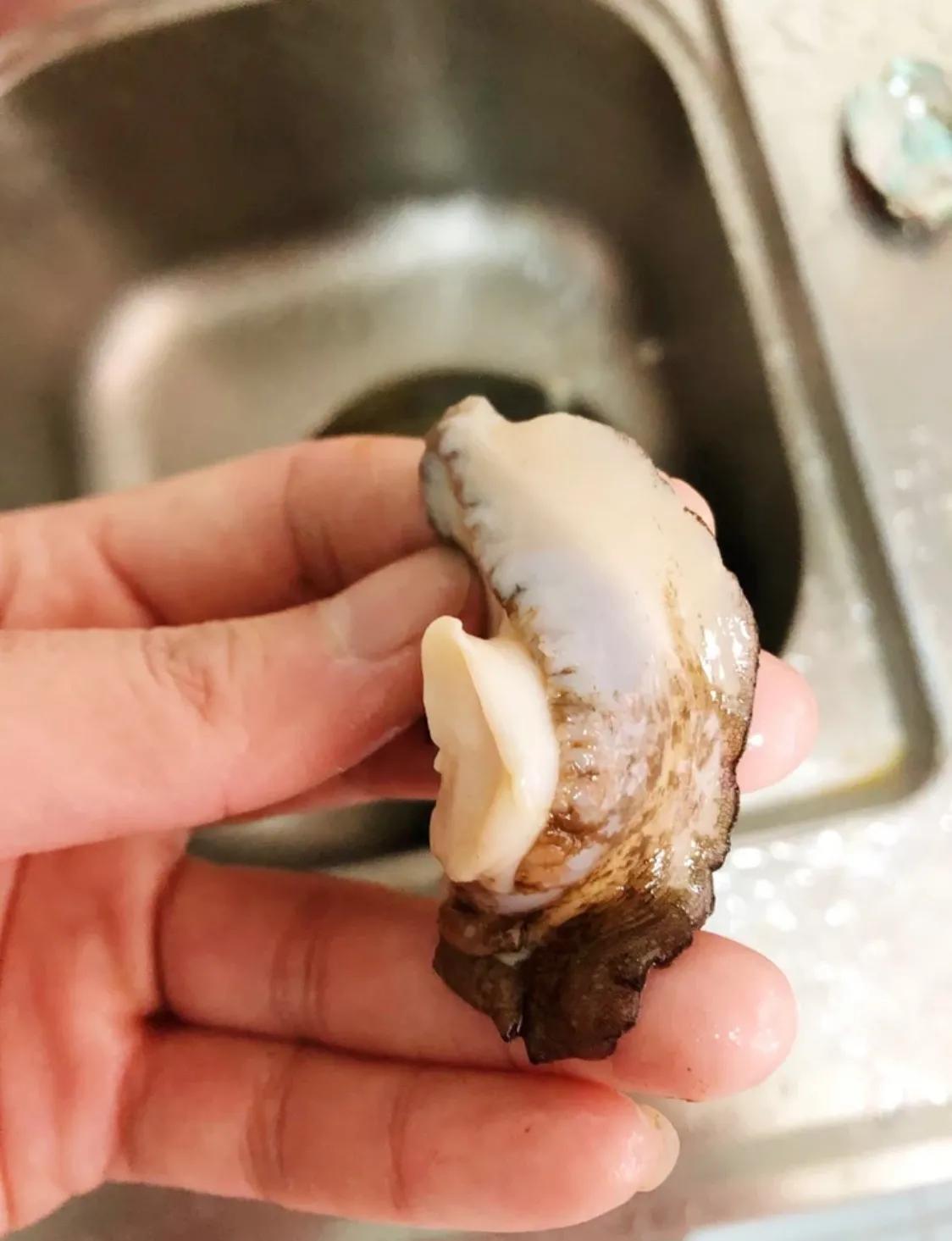 小鲍鱼怎么处理口感好,处理小鲍鱼