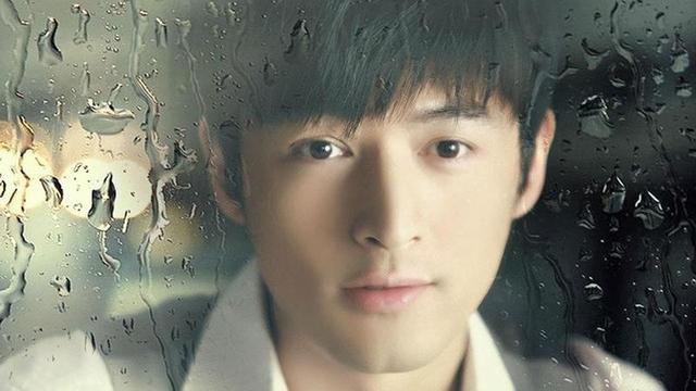 他被称为“神曲教父”，创造无数全民神曲，却自嘲唱歌难听