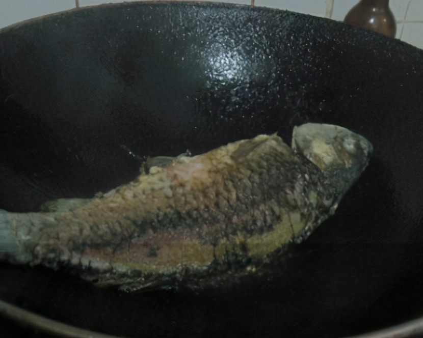 家常鱼炖法和什么炖最好吃,炖鱼怎么炖才好吃里面需要放什么