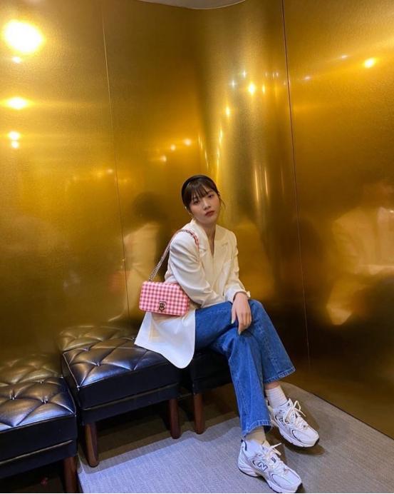 朴秀荣穿搭黑色毛衣,朴秀荣牛仔裤最新街拍