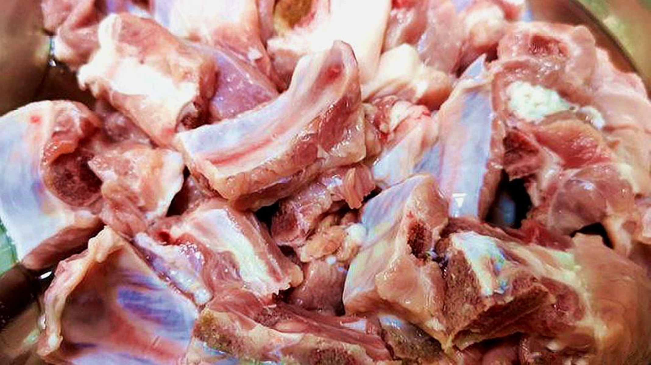 炖排骨时有人先焯水有人直接炖,炖排骨不用焯水的方法