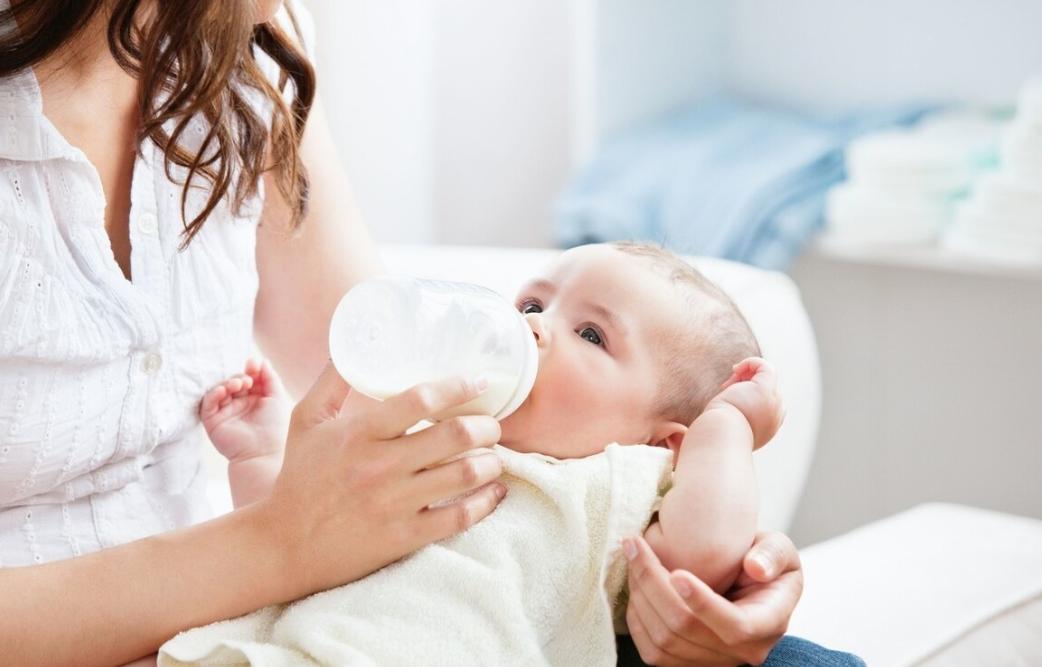 宝宝吃奶的时候肢体动作多,宝宝吃奶来回动