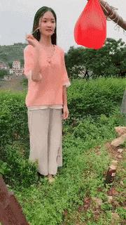 搞笑gif开心一刻不按常理出牌,搞笑gif趣图哥们别拍马屁很危险的