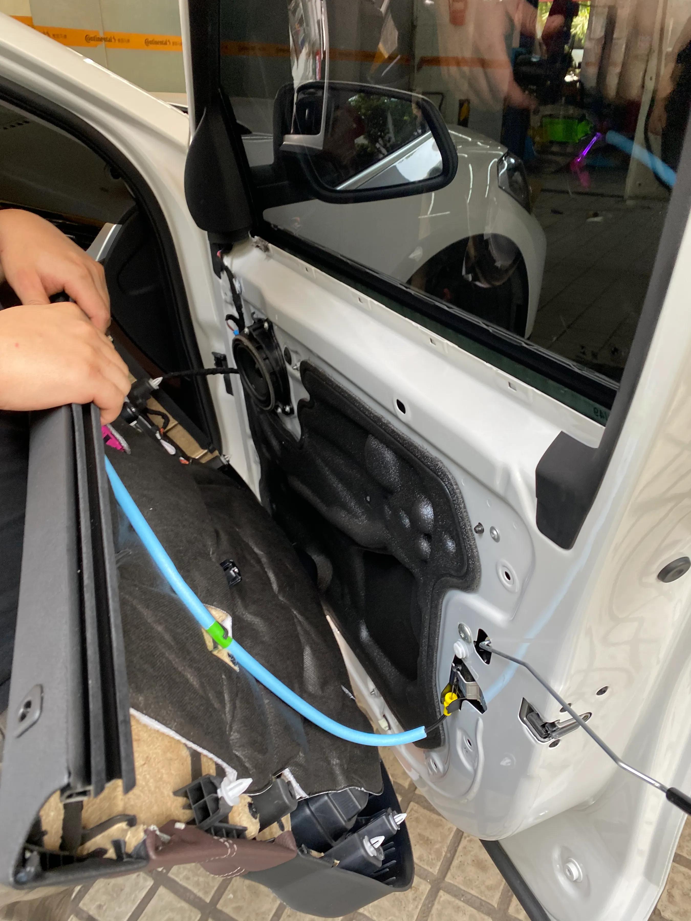 2021款宝马x1加装中控台喇叭,23款宝马x1加装高音喇叭过程