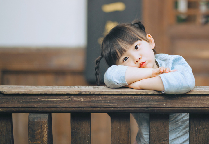 他所拍摄的萌娃温暖人心，满足了你对女儿的全部幻想