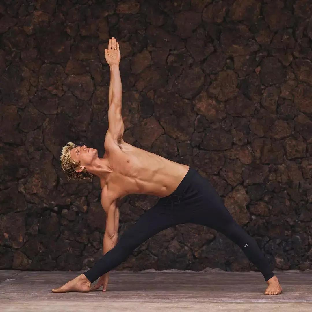 看完这些人,你再也不会觉得男人练瑜伽“娘”了