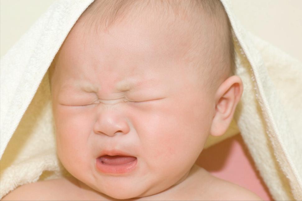 新生宝宝爱哭闹的原因和解决方法,新生儿黄昏闹怎么哄
