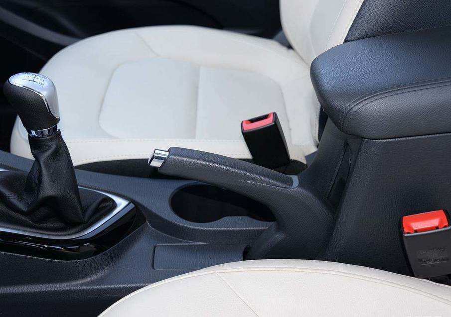 溜车了先踩刹车还是拉手刹,遇见溜车时是先拉手刹还是踩脚刹