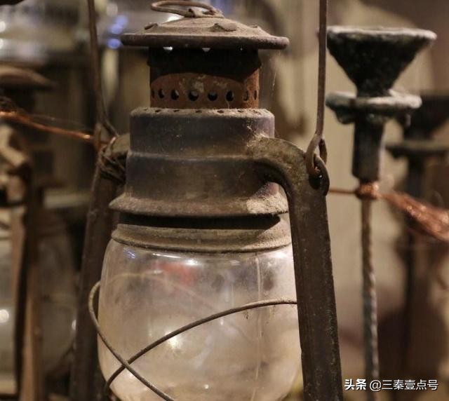 奶奶梳妆台嫁妆,奶奶的嫁妆柜子老物件