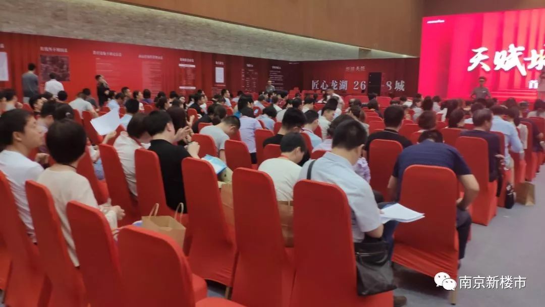 南京首付68w地铁口别墅,南京岔路口180万精装三房