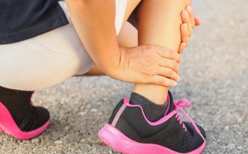 扭伤了脚是冰敷还是热敷,扭伤脚冷敷还是热敷