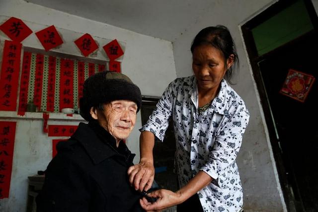 奶奶老是给孩子玩手机怎么办,奶奶总给孩子吃零食