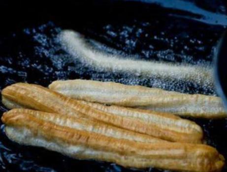 怎样炸油条又软又蓬松国宴油条,炸油条的技巧和配方酥脆