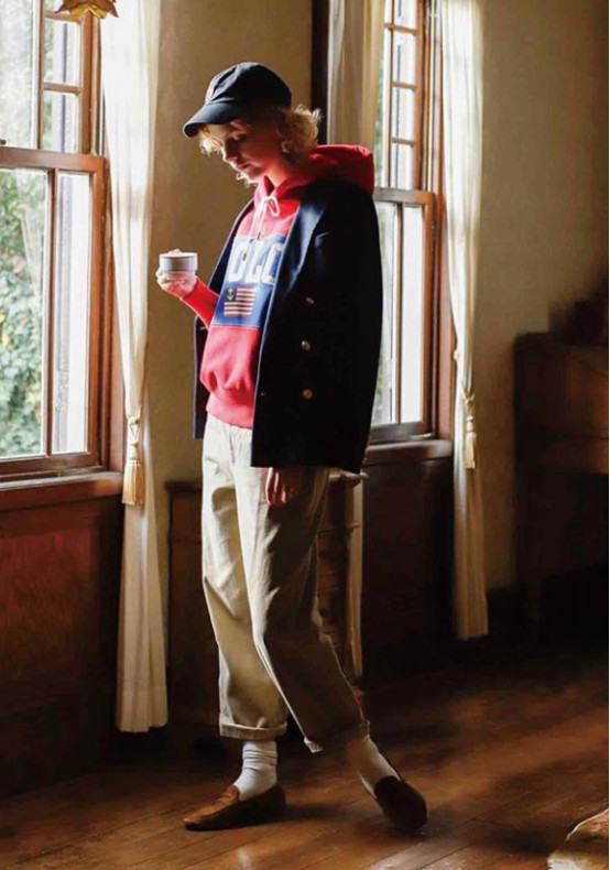 毛衣宽松慵懒风配复古色牛仔裤,复古深蓝牛仔裤灰色毛衣