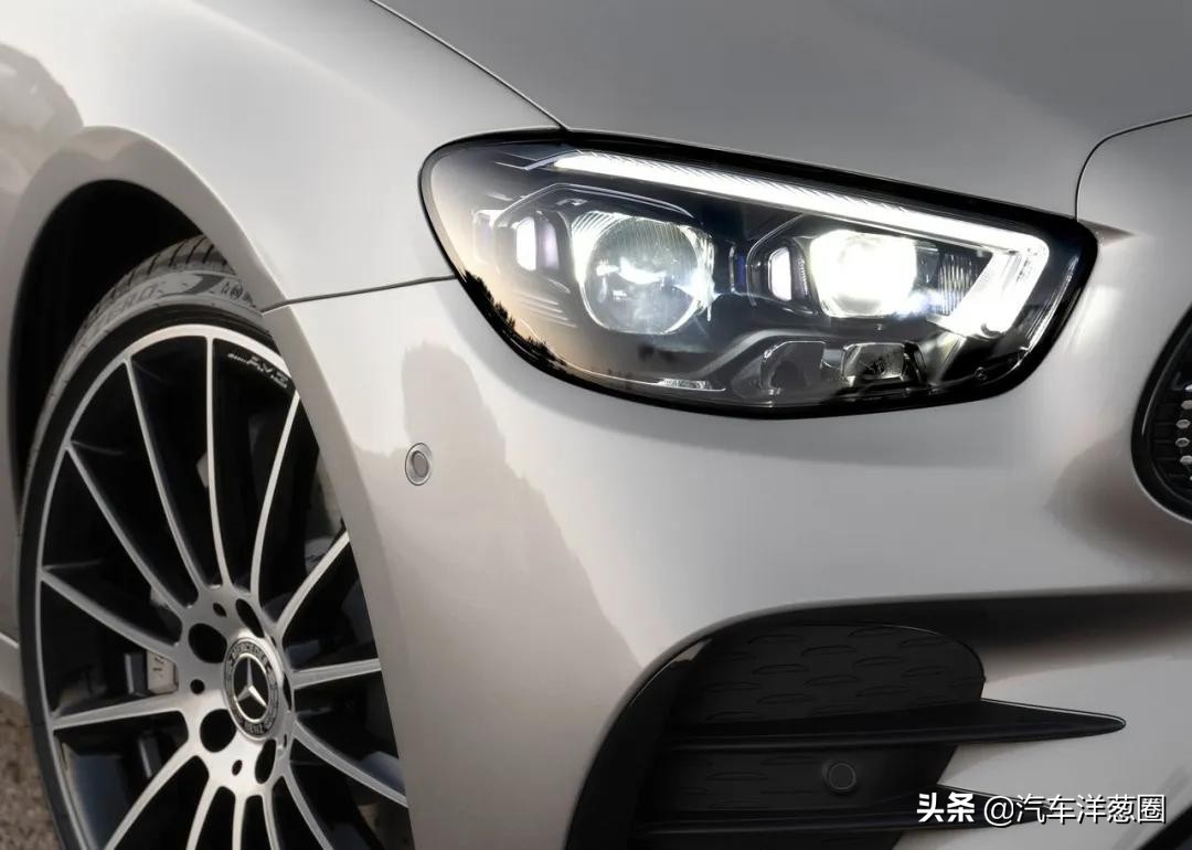 宝马换新车标了！蓝天白云帅炸，以后黑白标只代表低端宝马车主？