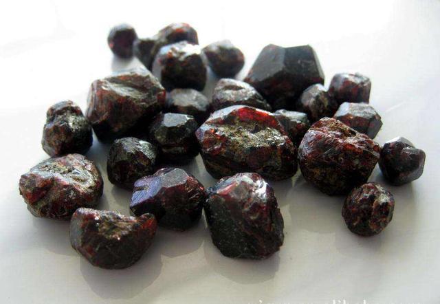 石榴石宝石的寓意,石榴石女人的幸运石