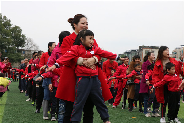 运动伴成长 足球嗨翻天金堂县赵镇第三幼儿园举行亲子冬运会