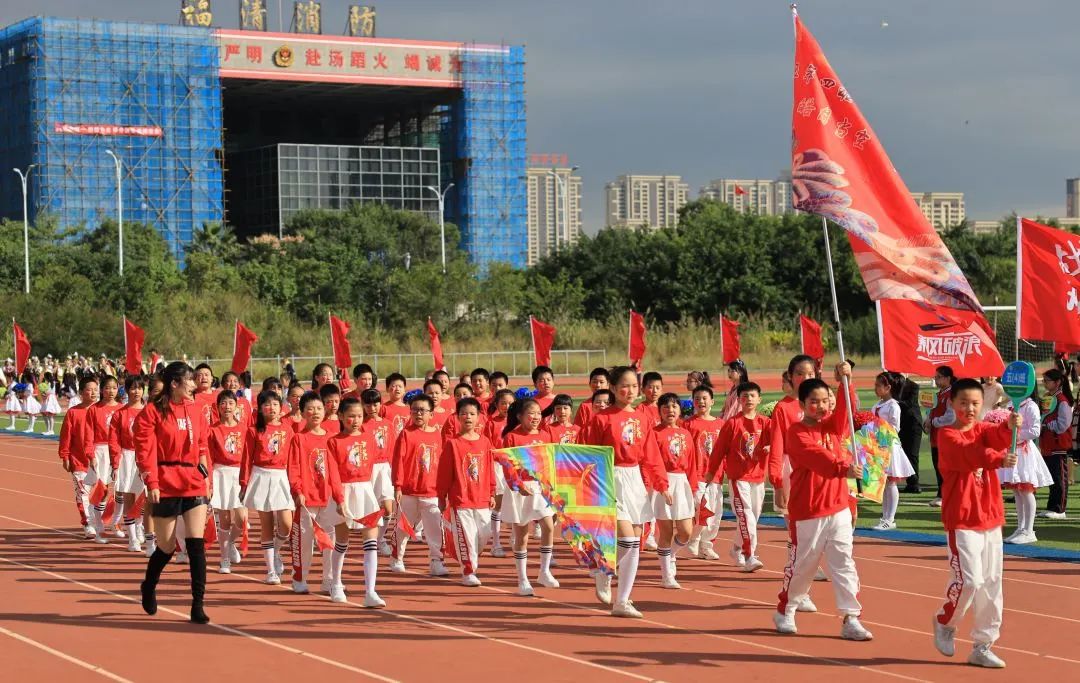 小学秋季田径运动会报道,运动少年展英姿