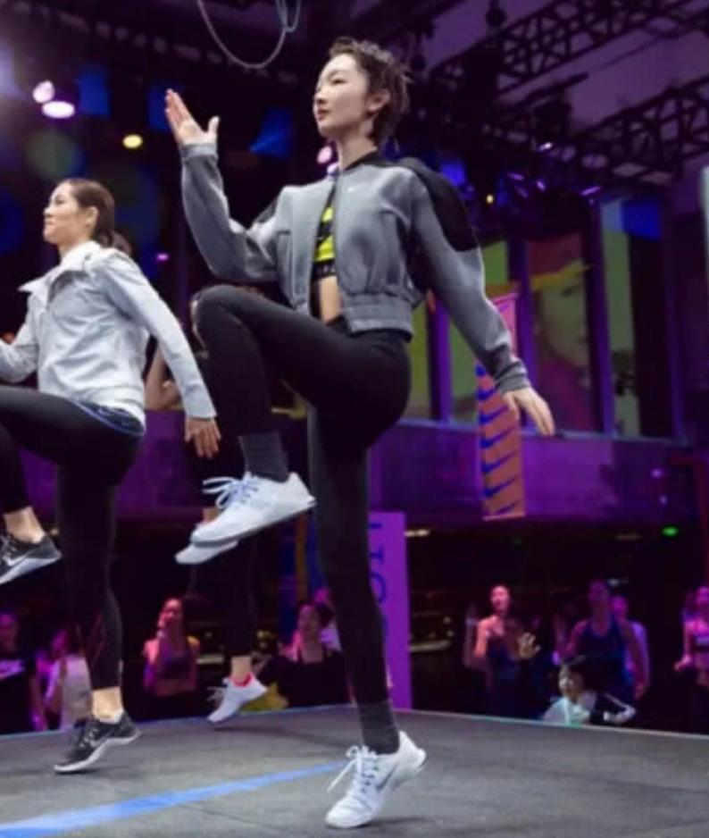 周冬雨身穿清新的薄荷色挂脖礼服,周冬雨巴黎时装周露腰撞色造型