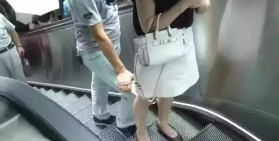 变态男地铁内*拍偷**女生裙底，警方：拘留7天，罚款500元！