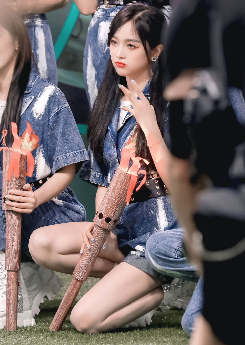 吴宣仪跳舞蝴蝶结短裙,吴宣仪穿粉色西装加粉色短裤