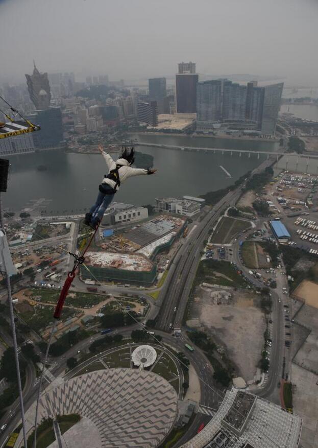 澳门塔蹦极谁第一个跳,澳门塔蹦极高度视频