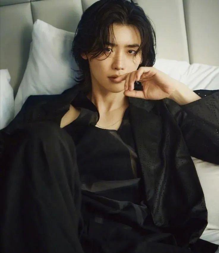 李钟硕整容电影,韩国明星服兵役李钟硕