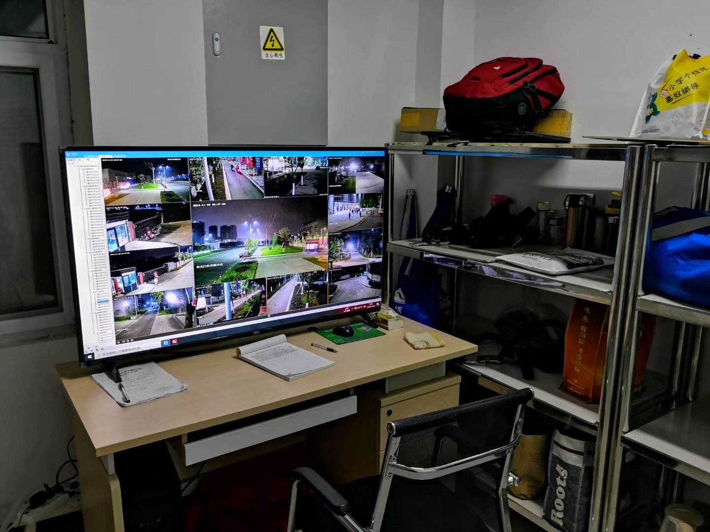 清晨的校园弥漫大雾,清晨的校园